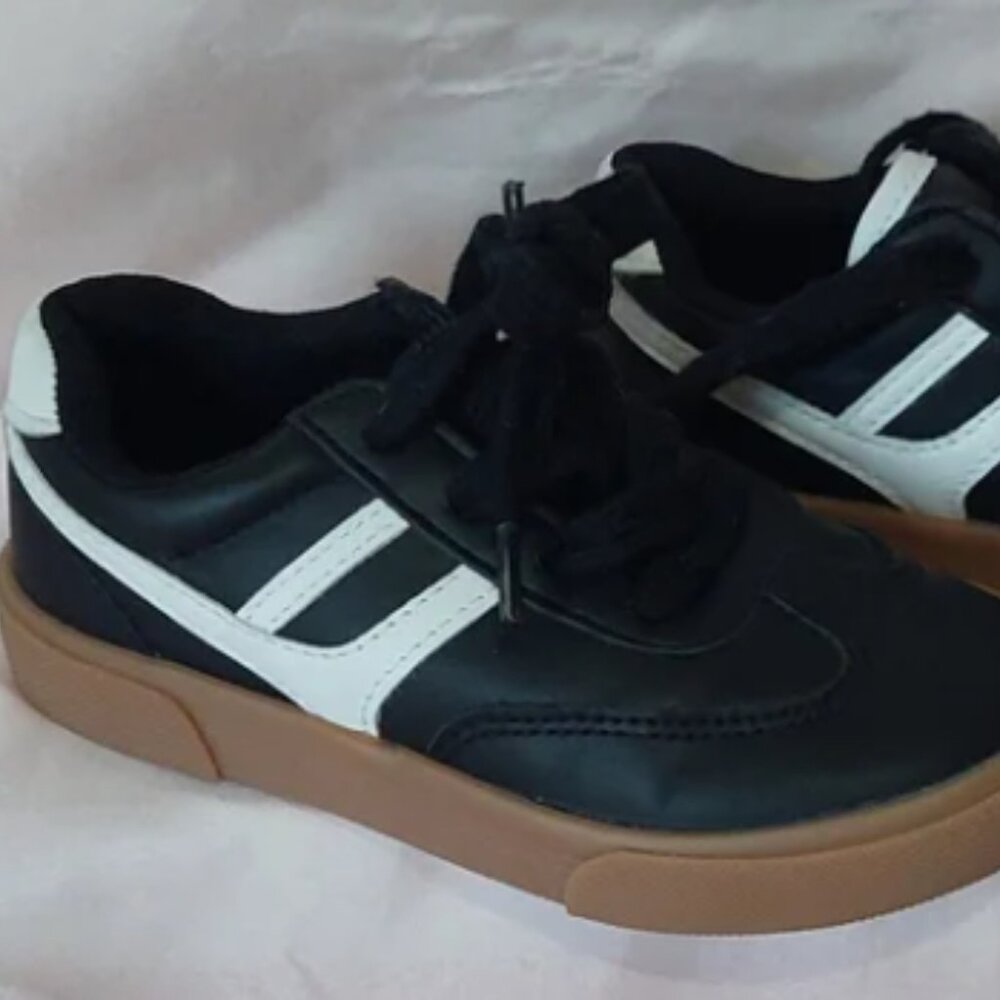 Toddler Unisex Black/White Gum Sole Faux Leather Sneaker~Sz 9. Gently Used.